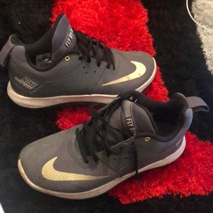 (Size 7) Gray fly by II